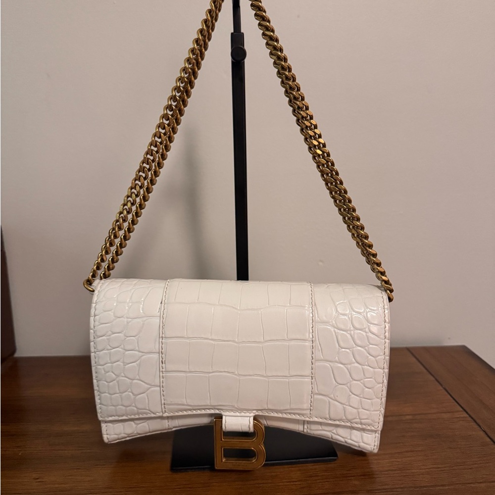 Elegant White Croc-Embossed Shoulder Bag